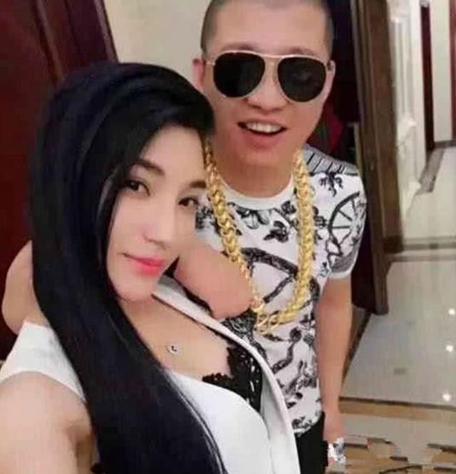 快手主播巴扎黑和娜美直播间互骂,二驴因这不