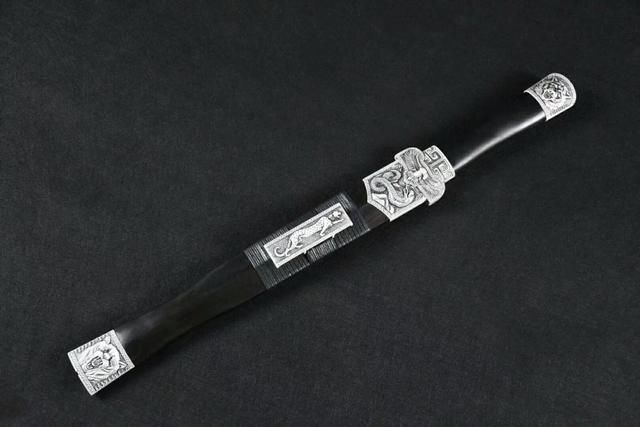 短剑,是用于劈刺的短兵器,是一般的剑的短刃版.