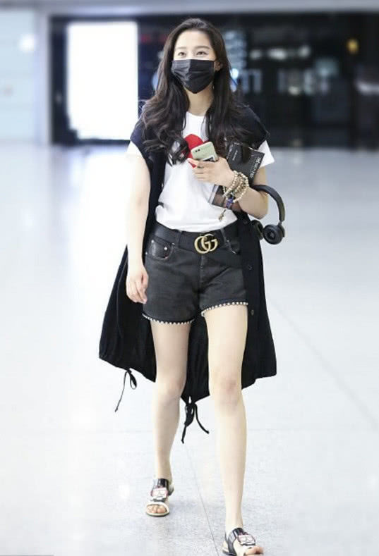 关晓彤这次终于穿对了,穿短裤大秀美腿,网友:脖