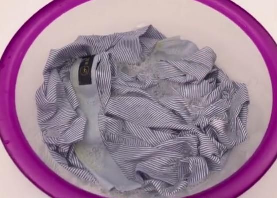 白色衣服发黄难清洗,只要撒上它搓洗一下,5分