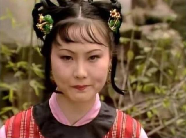 小红是管家的女儿,为什么在宝玉房中只做了一