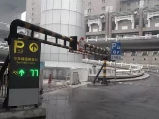 北京西站春运:试行P3停车场 15分钟免费落客