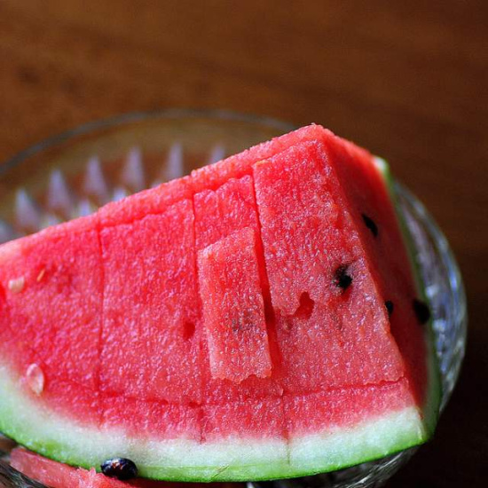 西瓜含硝酸盐更易致癌 吃西瓜拉红色大便?