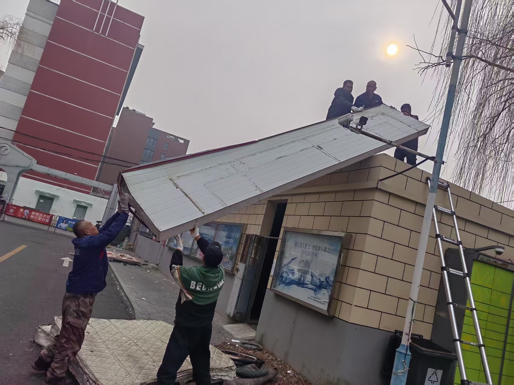 北京一车棚棚顶违规使用聚苯乙烯彩钢板,已依法拆除 北京一车棚棚顶违规使用聚苯乙烯彩钢板,已依法拆除