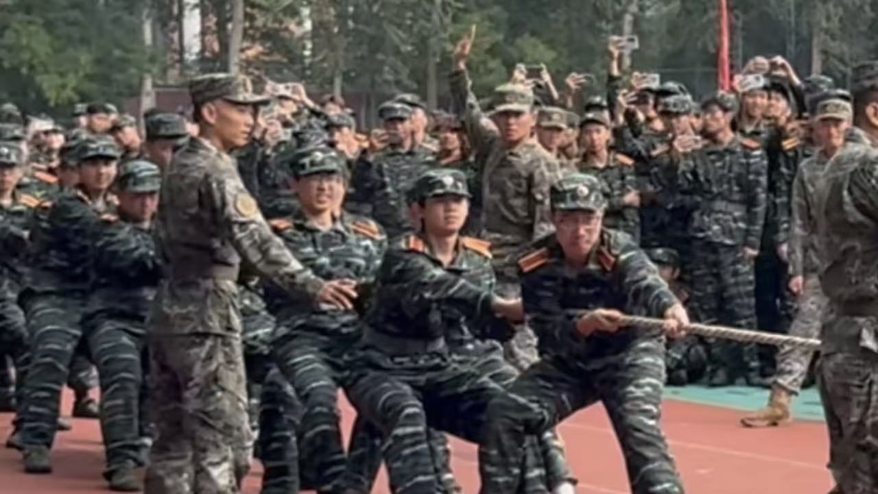 北体军训超燃拔河现场！