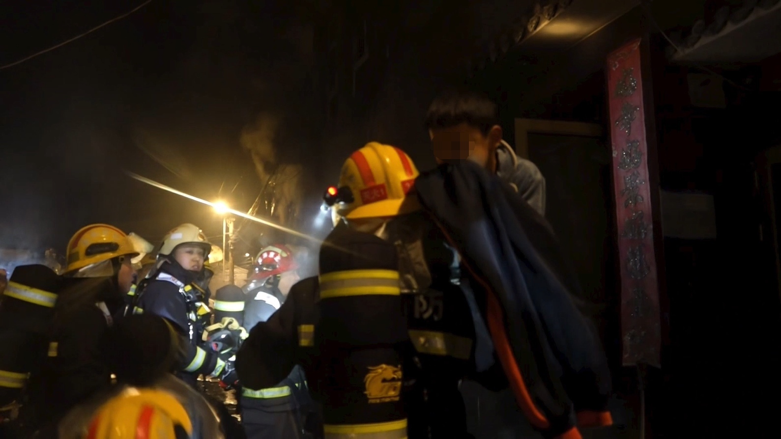 平房凌晨起火消防员浓烟中救出6人 平房凌晨起火消防员浓烟中救出6人