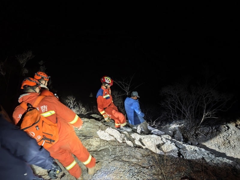 两人爬山不慎迷路，门头沟消防寒夜救援