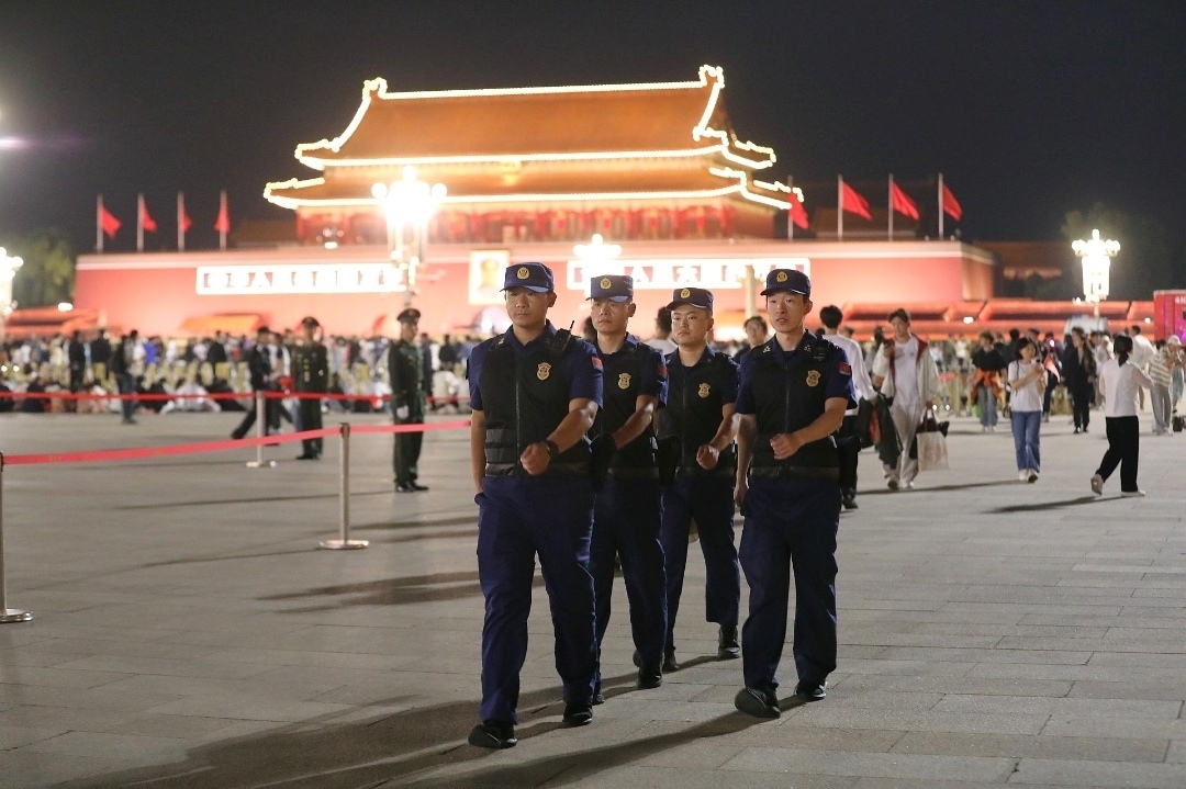 那一抹“火焰蓝”，在国旗下为平安守夜