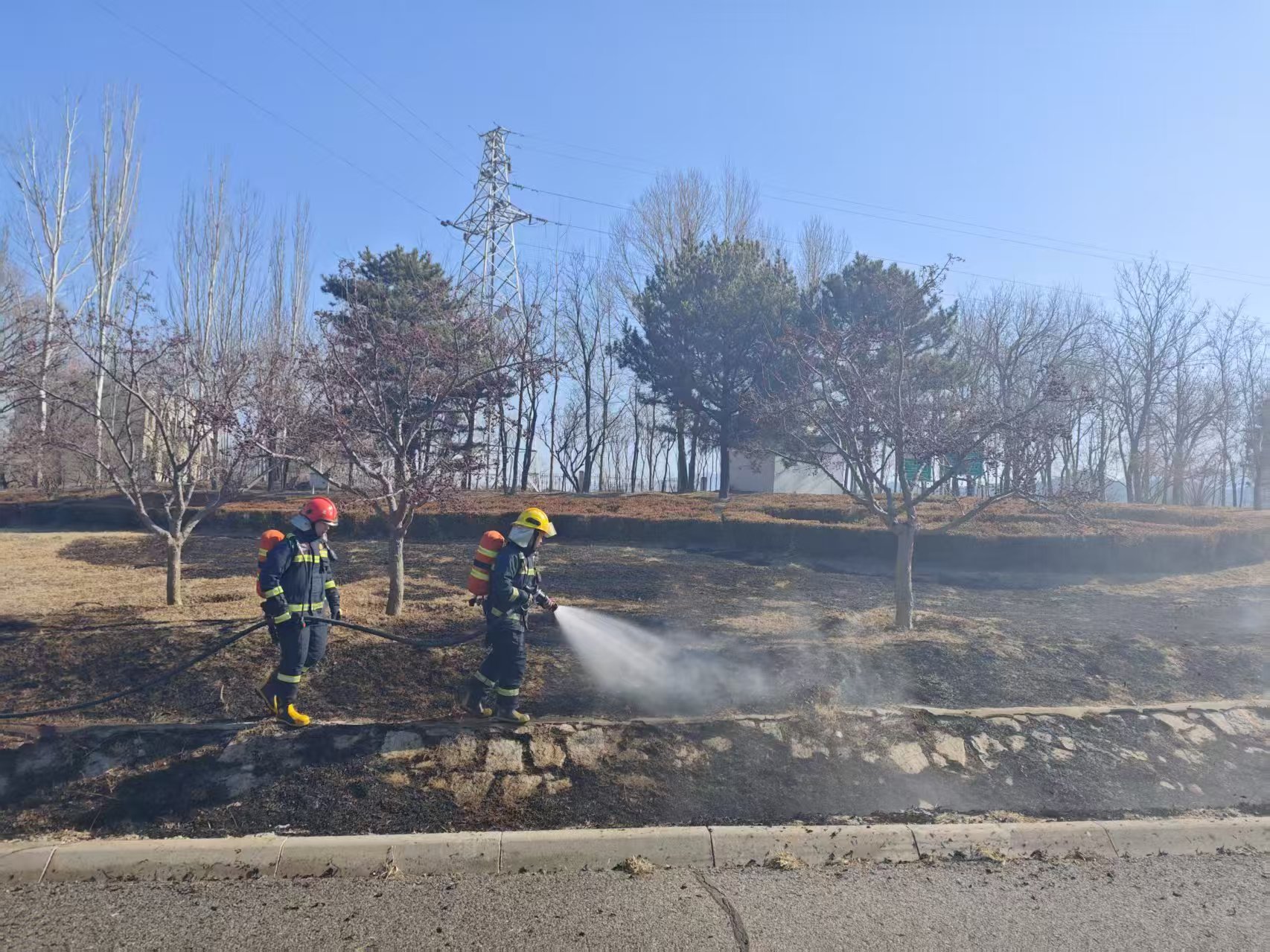 警惕遗留火种引发火灾 延庆一天接连发生三起杂草火灾 警惕遗留火种引发火灾 延庆一天接连发生三起杂草火灾
