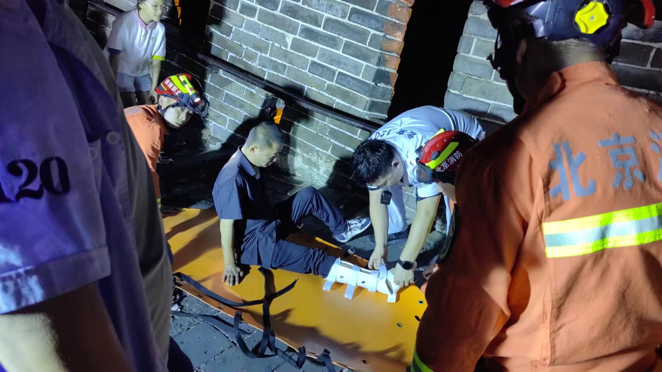 游客夜游长城受伤!延庆消防紧急救援 游客夜游长城受伤!延庆消防紧急救援