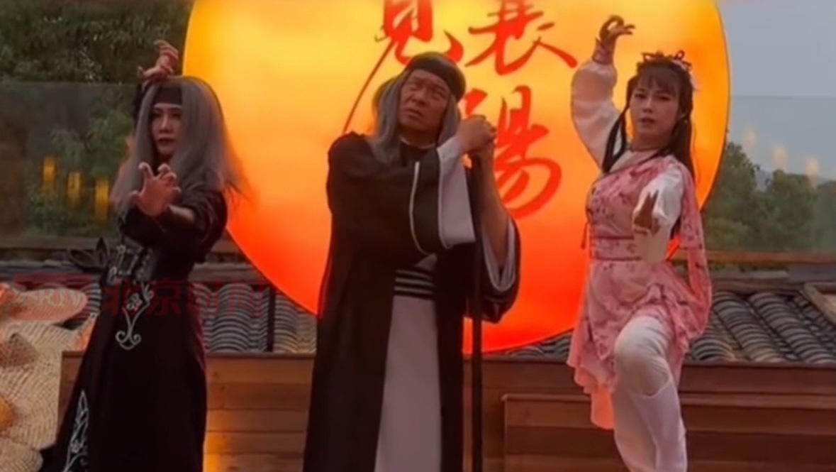 襄阳神仙餐厅！梅超风九阴白骨爪揉面，柯镇恶炒菜喊你看眼色