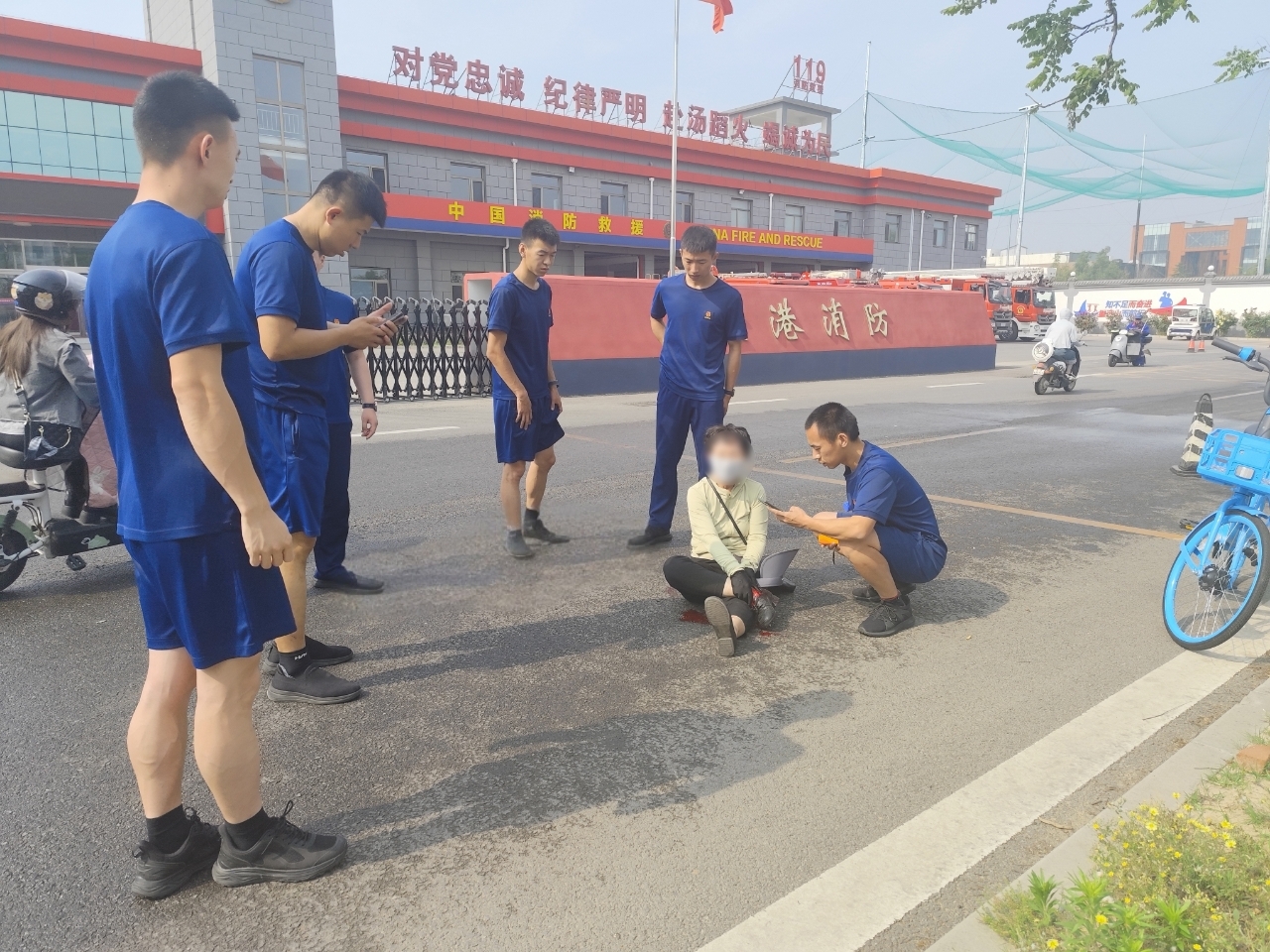 七旬老人骑车摔倒顺义消防暖心相助 七旬老人骑车摔倒顺义消防暖心相助