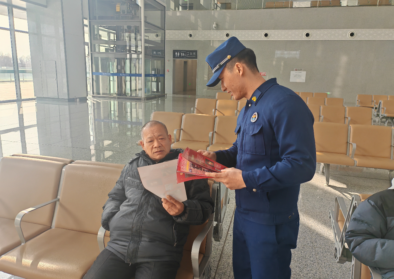 高铁站遇“蓝朋友”！顺义消防护航春运守平安