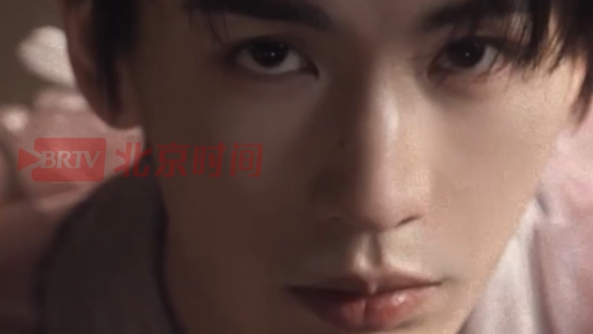 ELLE公开四月刊张凌赫最新末日概念短片 ELLE公开四月刊张凌赫最新末日概念短片