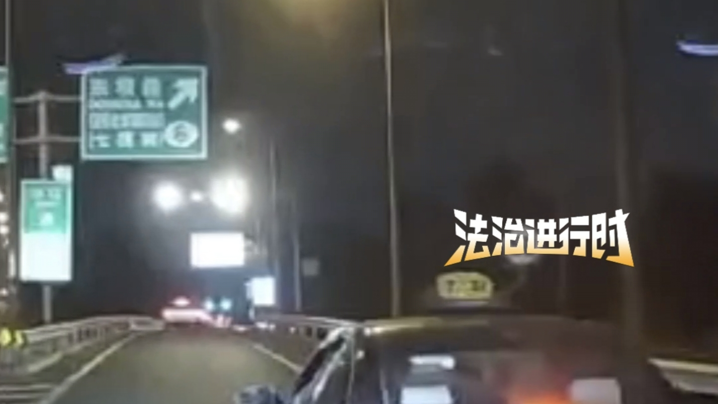 北京出租车开车斗气致后车追尾