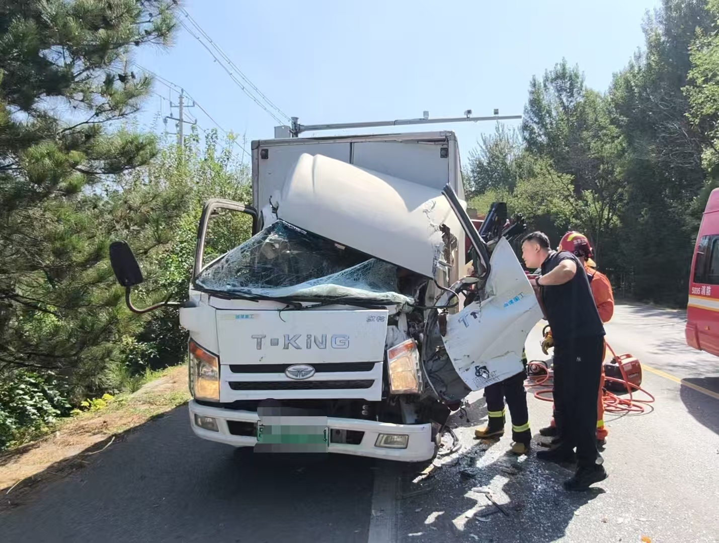 休假消防员路遇车祸就地“上岗”