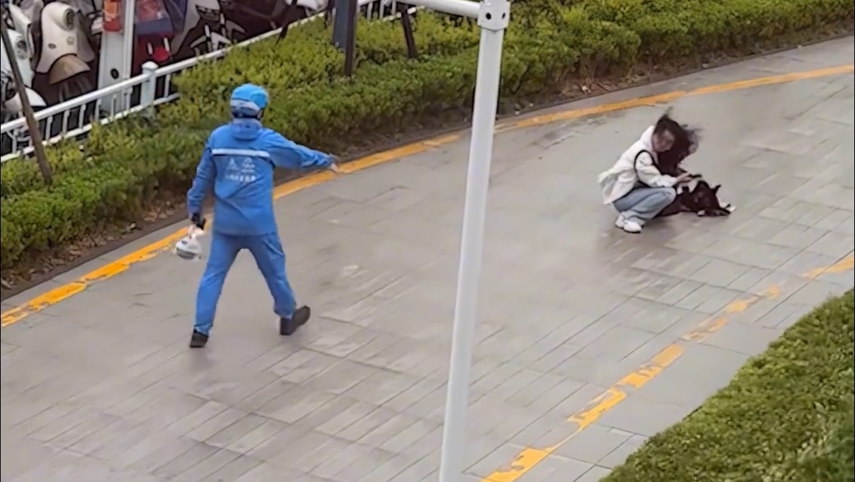 女孩狂风中被困难以前行，外卖小哥将她拉起，护送至避风处后悄然离开