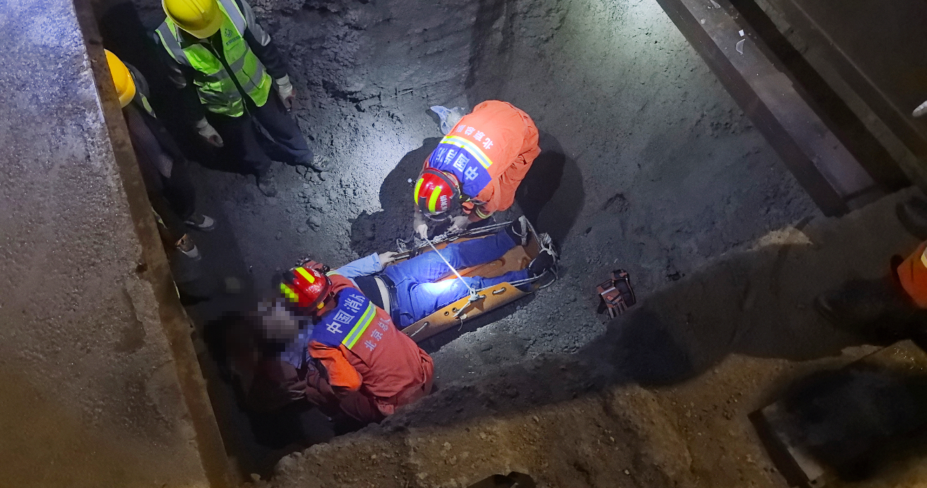 夜间骑行不慎坠坑多部门联动紧急救援
