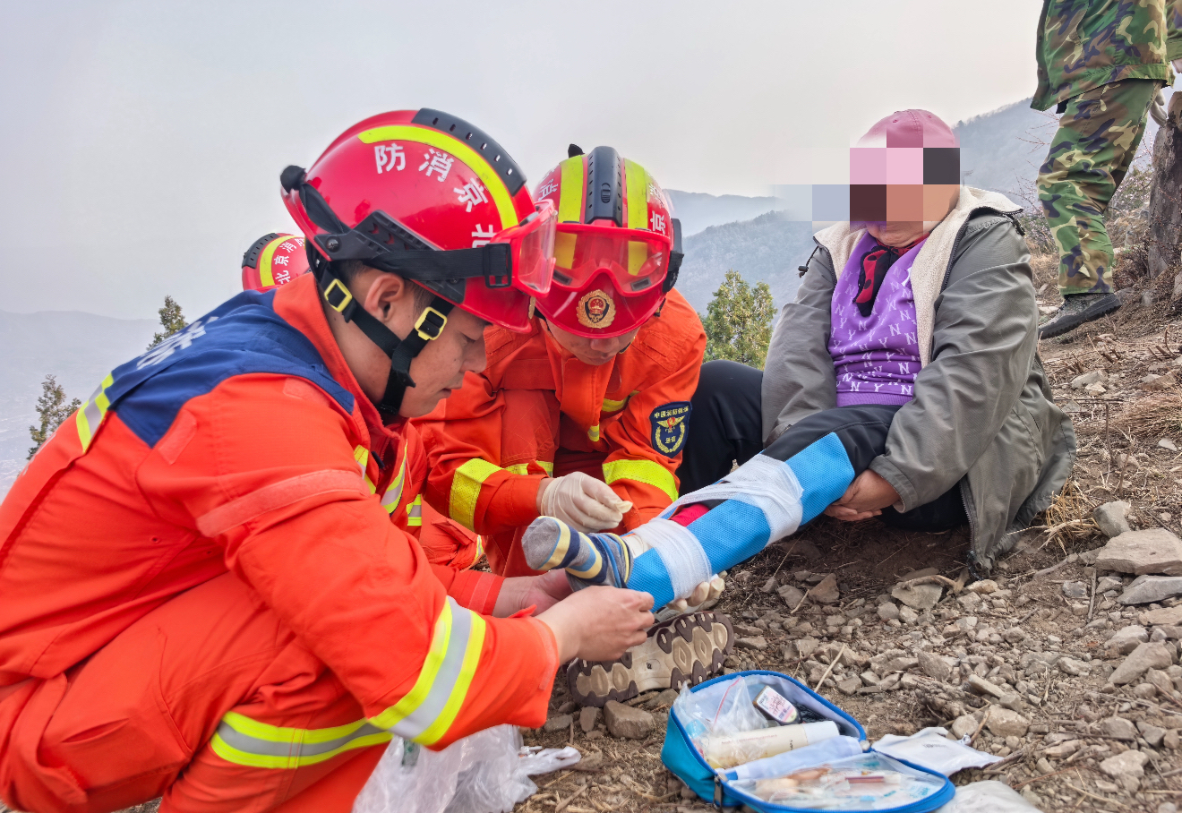 女子鹫峰登山扭伤被困山腰消防员担架徒步转运化险为夷