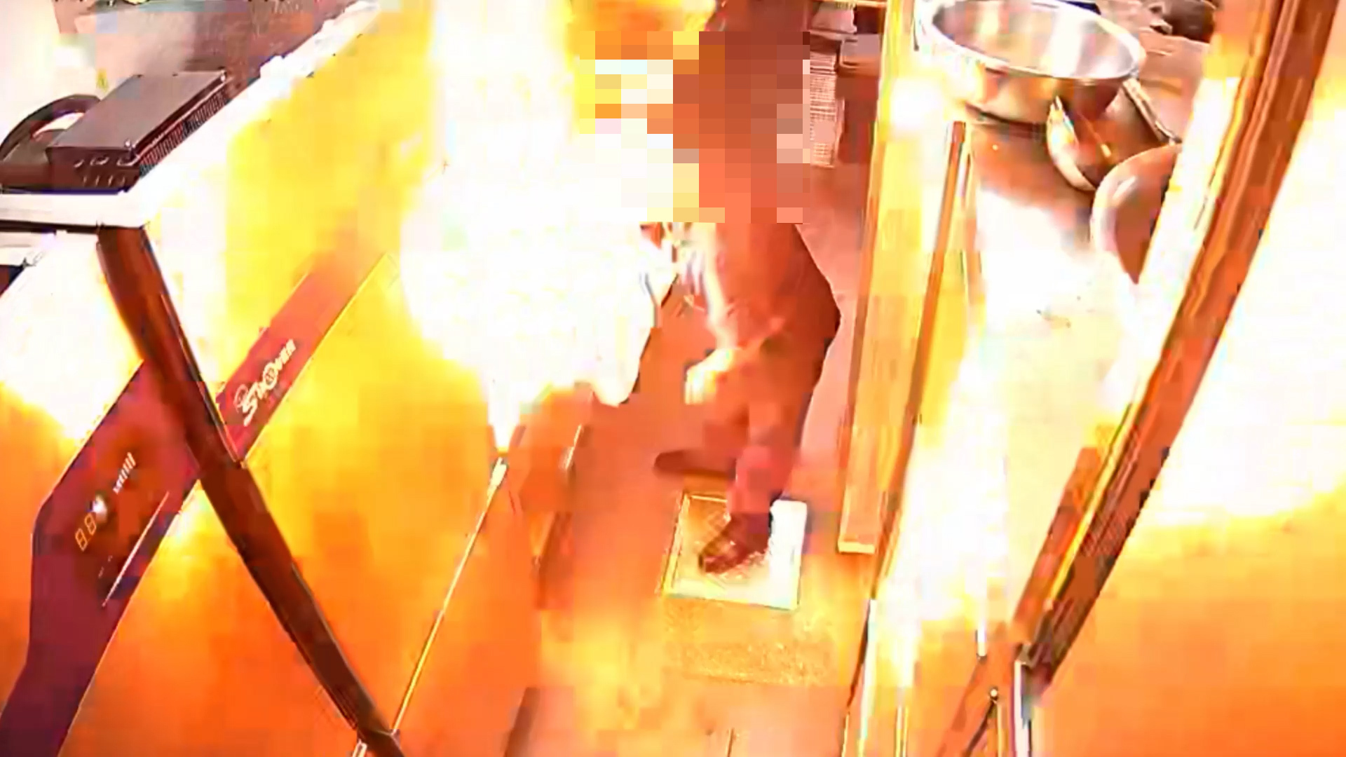 厨房油锅起火需谨慎，灭火毯使用不当恐复燃