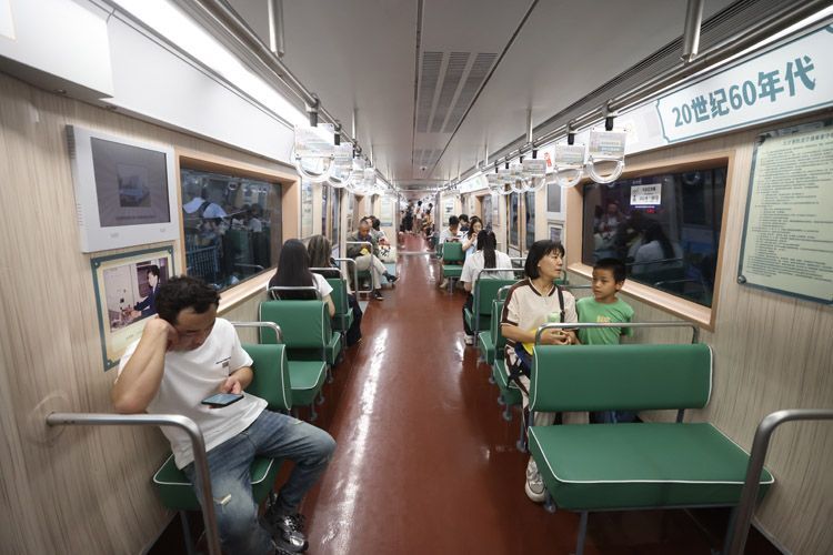 北京这列地铁带你穿越60年_北京时间