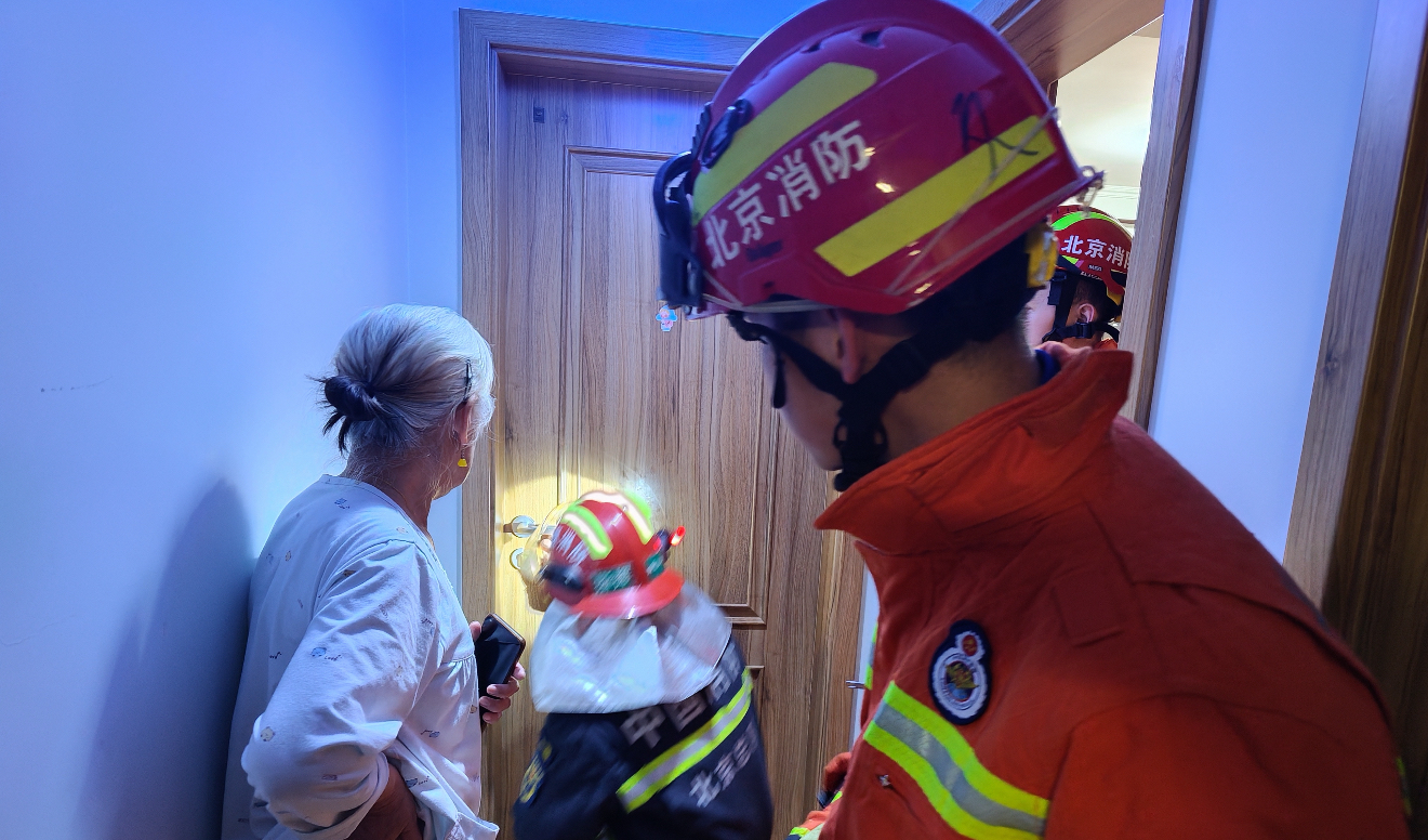 幼童反锁屋内急坏家长顺义消防暖心救援