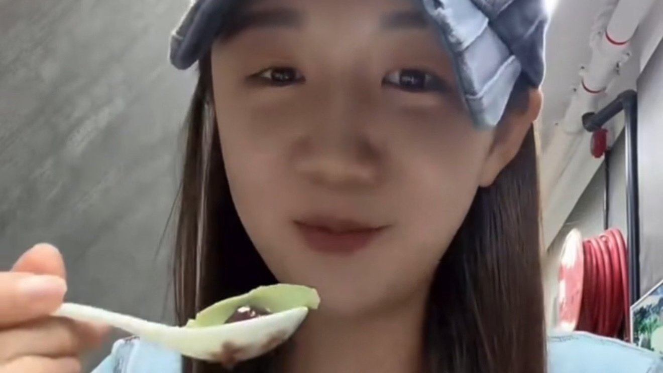 陈梦吃双皮奶端碗吃法很山东 陈梦吃双皮奶端碗吃法很山东