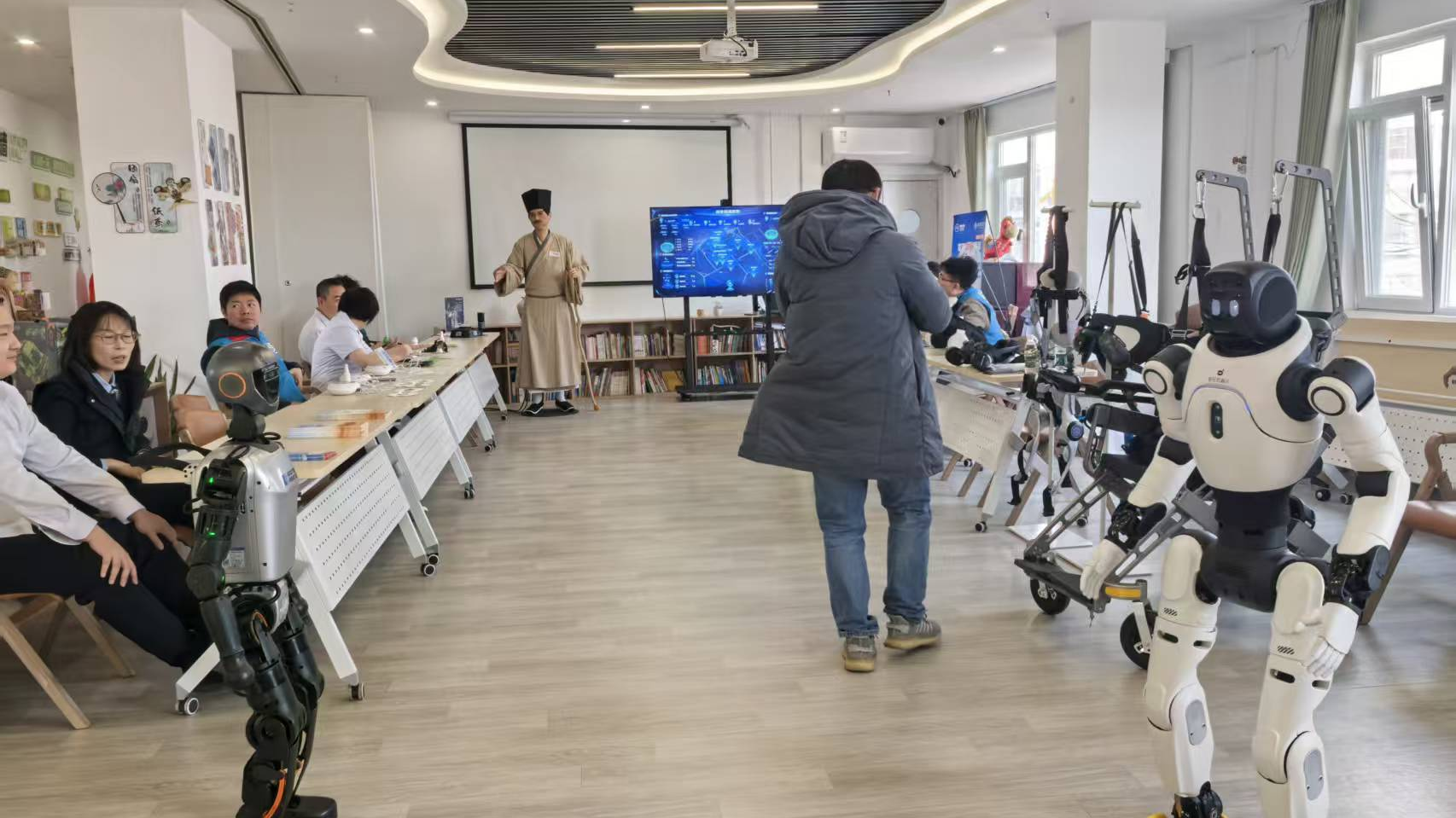 全球首个“机器人养老驿站”亮相！