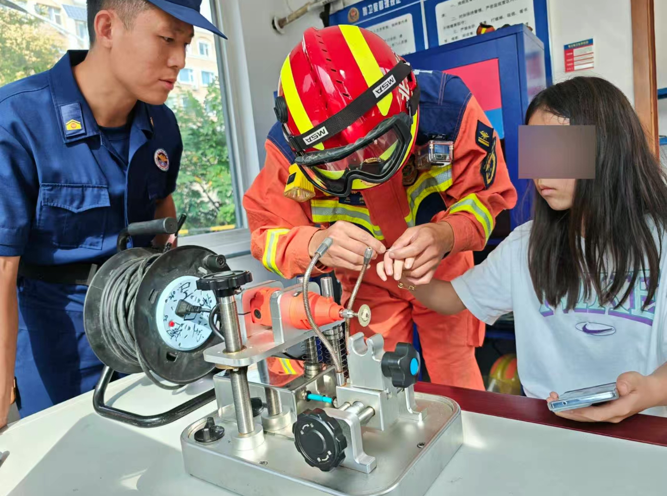 女孩戒指“锁”手顺义消防巧解“指环困” 女孩戒指“锁”手顺义消防巧解“指环困”