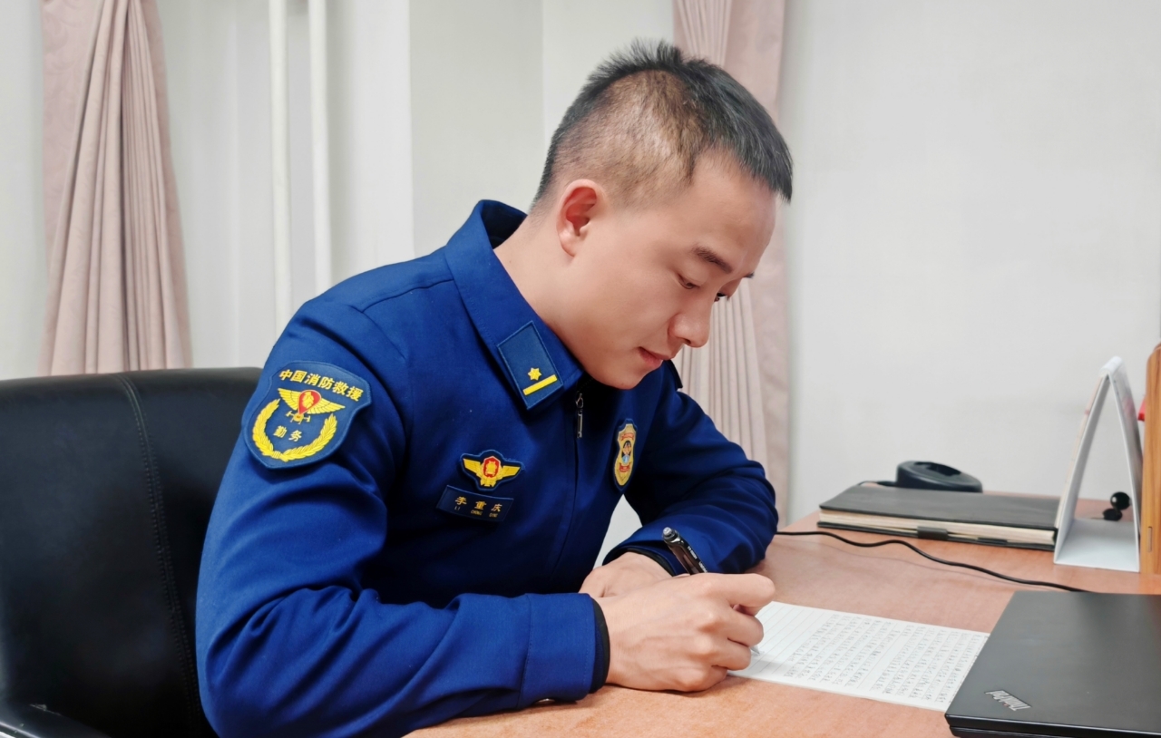 烈火英雄的深情笔触:电子信息时代,手写信传递爱永不过时_北京时间