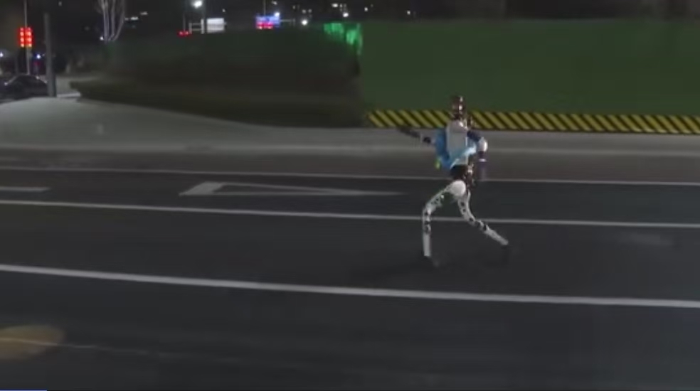 2026北京亦庄人形机器人半马完成首场练习测试 2026北京亦庄人形机器人半马完成首场练习测试