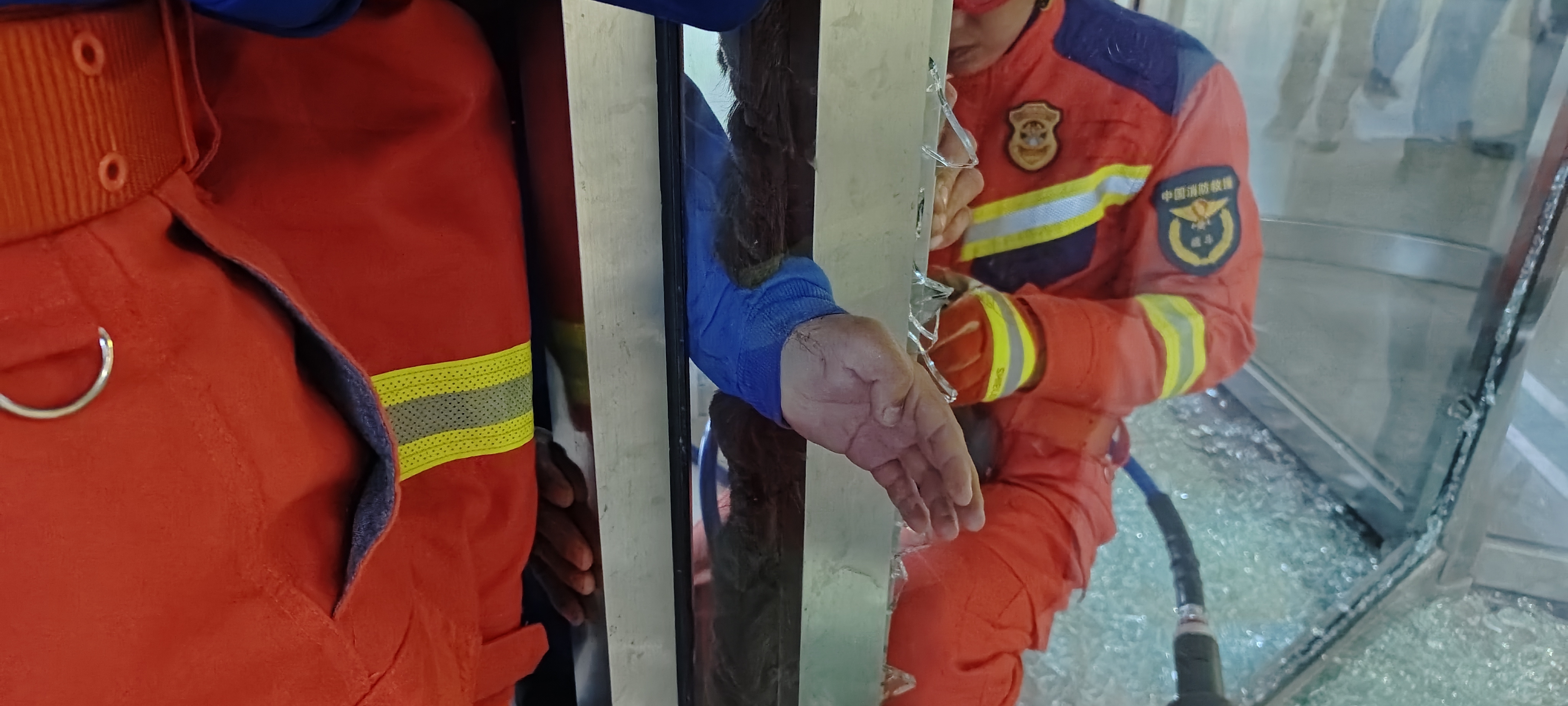 男童手卡旋转门石景山消防暖心救援