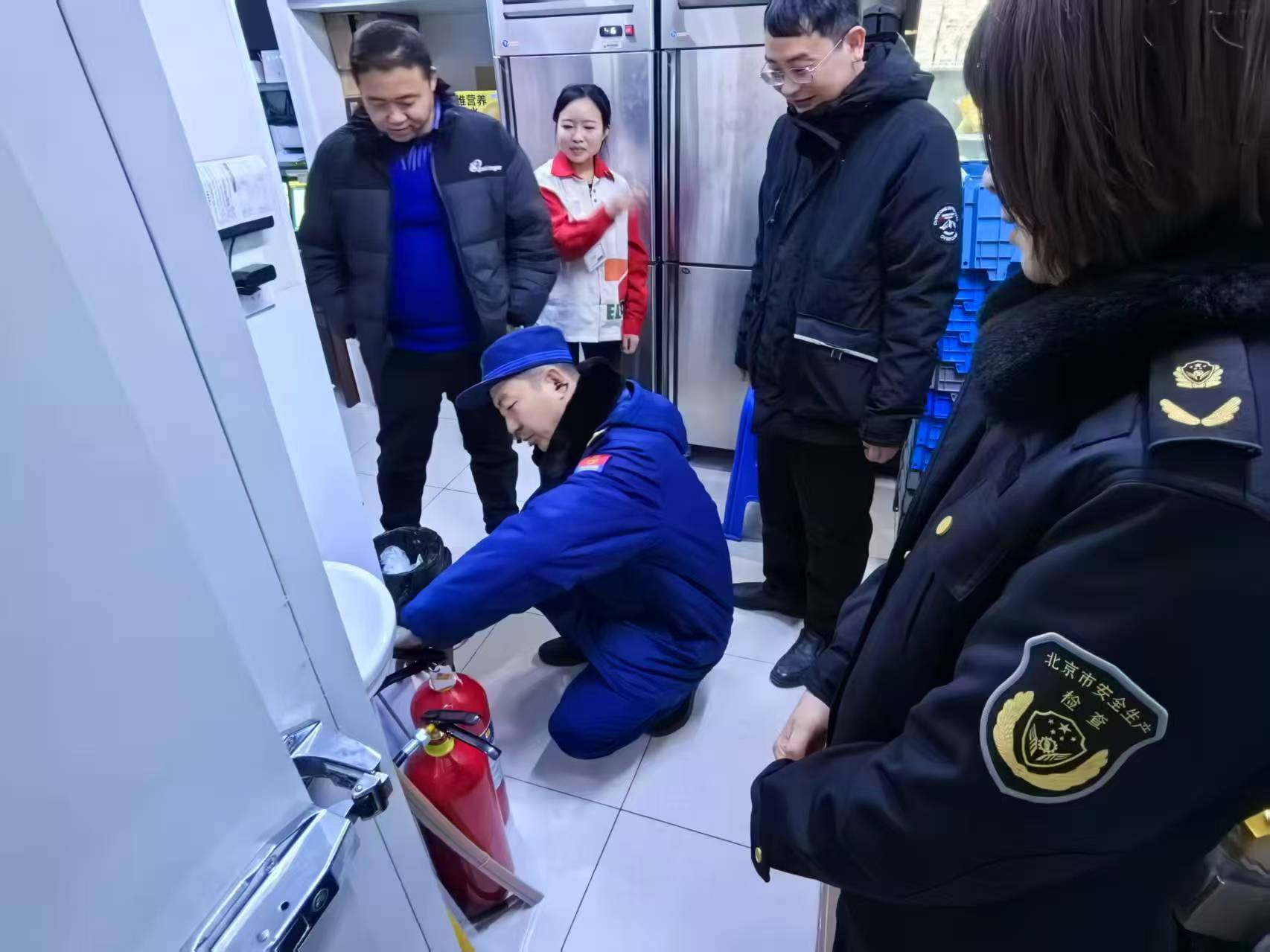 防火卷帘下搭围挡消防安全岂能“打折” 防火卷帘下搭围挡消防安全岂能“打折”