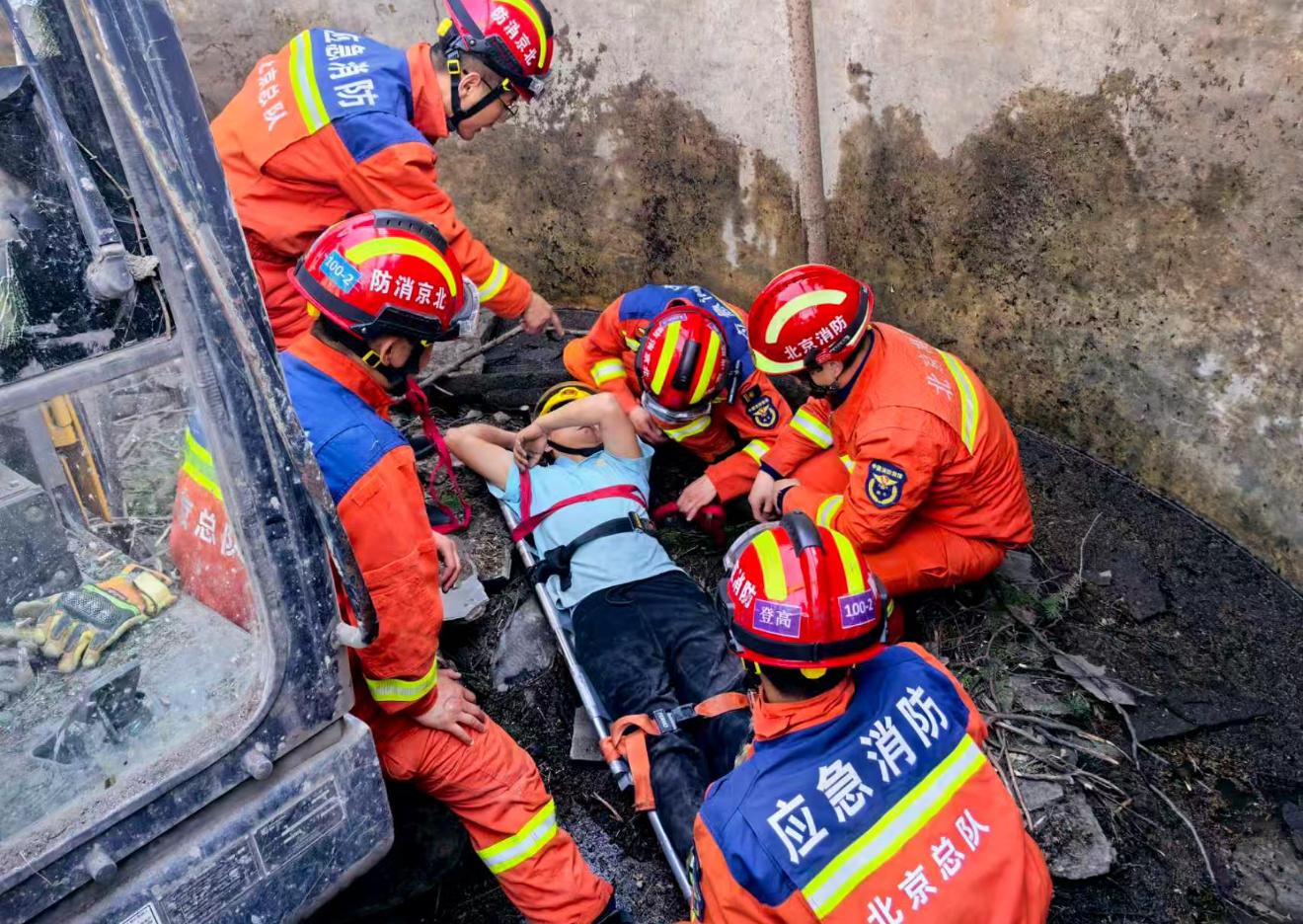 挖掘机坠井司机被困，怀柔消防紧急救援