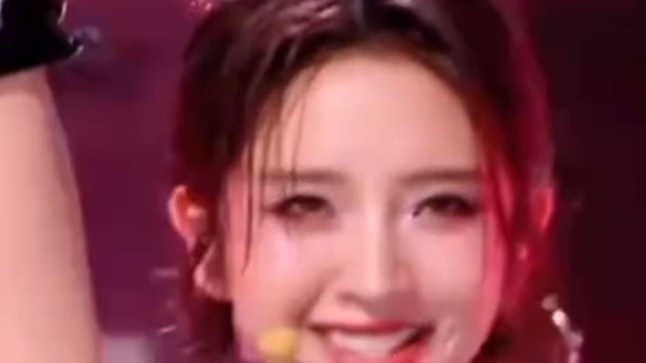 唐艺昕表演失误 希林娜依高用“词烫嘴不怪你们”化解唐艺昕致歉