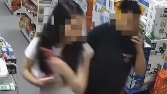 女子便利店称遭摸臀，监控还男子清白，评论：清白不能只靠幸亏有监控