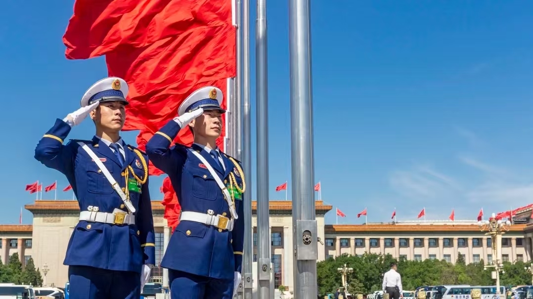 从“橄榄绿”到“火焰蓝”，今天这群特殊的退役军人向国旗敬礼