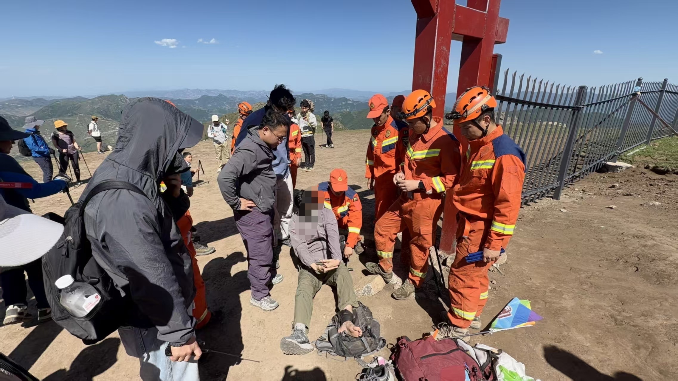 跟风网红做引体向上 男子在东灵山“北京之巅”门牌上扭伤 跟风网红做引体向上 男子在东灵山“北京之巅”门牌上扭伤