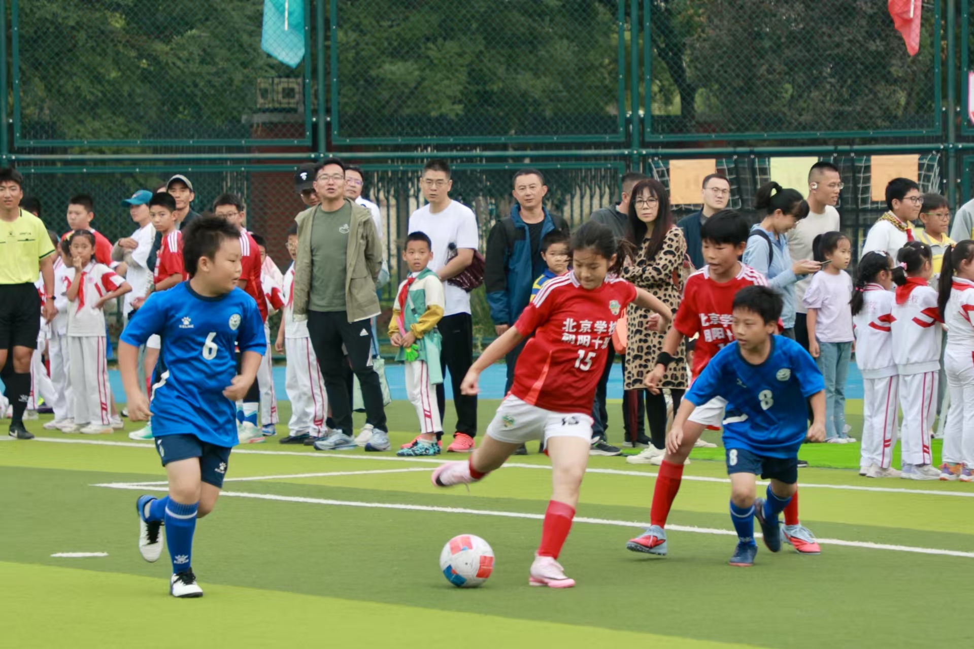 北京中小学新学期班超“重燃战火”，首月赛“足球”