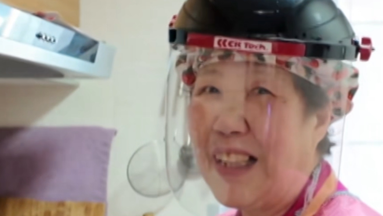 七旬北京阿姨做饭怕掉头发，自制装备。