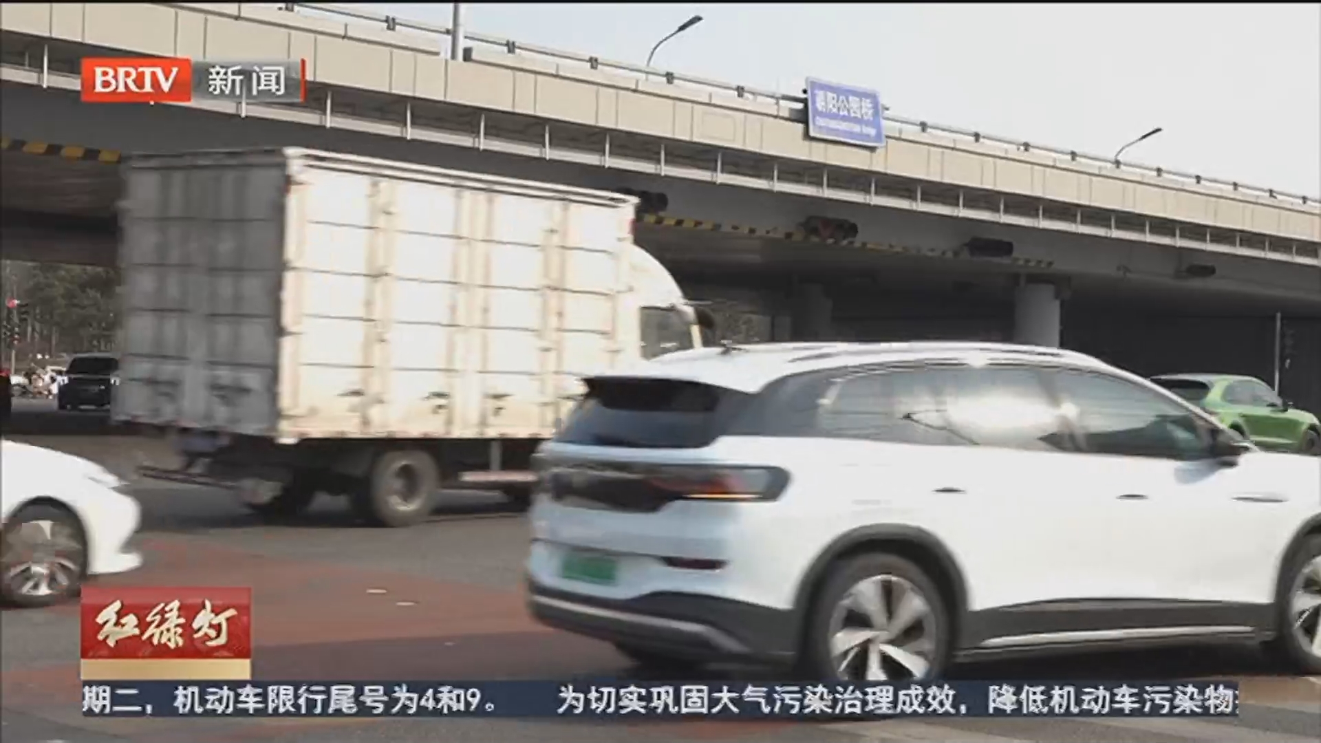 逆行带人闯红灯 两辆电动自行车接连被拦