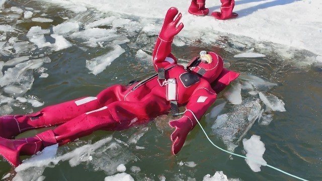 冬日极限挑战!玉渡山攀冰、“冰浮”解锁户外新玩法 冬日极限挑战!玉渡山攀冰、“冰浮”解锁户外新玩法