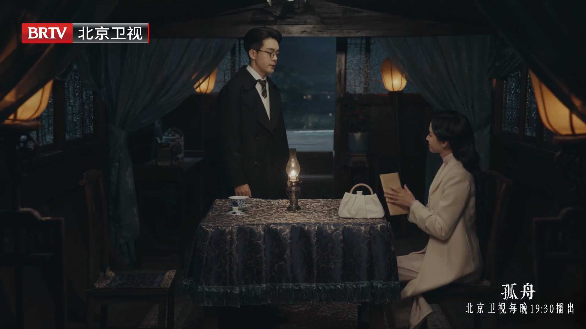 面对顾易中劝她离开，张海沫不愿退缩，铁了心要与他共进退