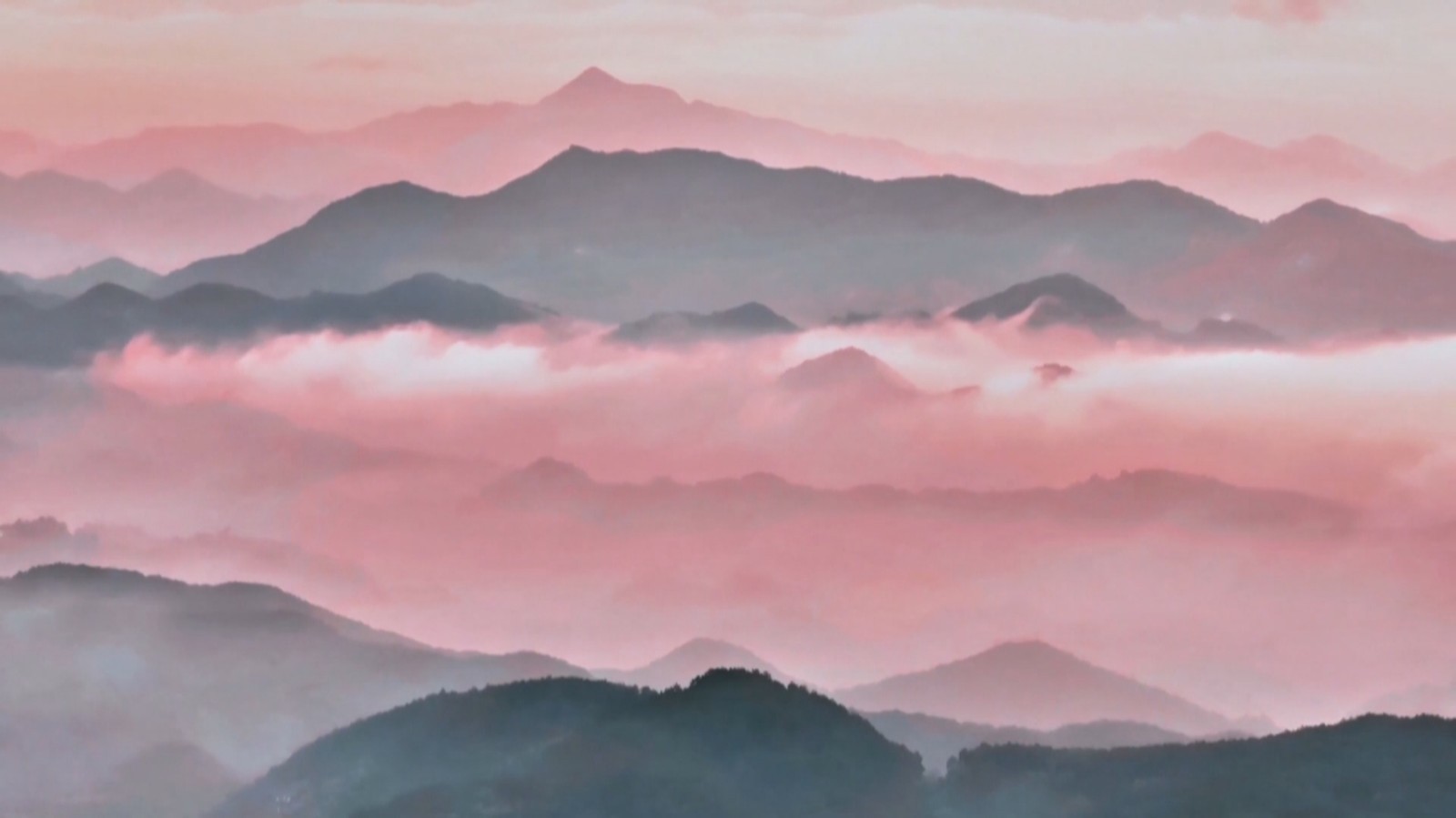 绝美朝霞映青山，此刻你能想到哪句诗词配如此景致？