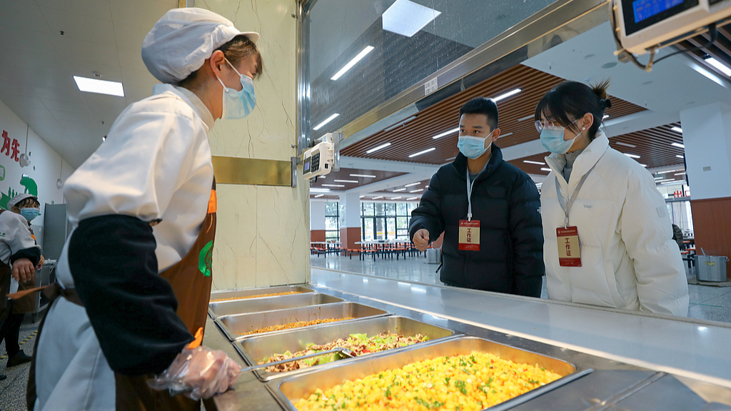 教育部印发《学校食堂工作人员“十不准”》