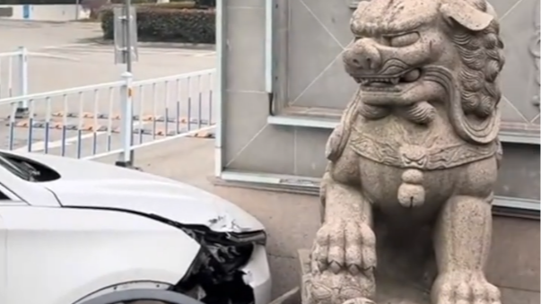 轿车撞上村口石狮子，石狮：要不我起来你坐下？