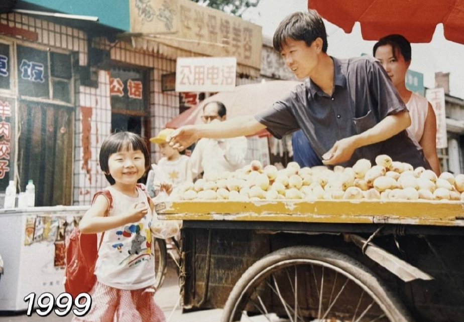 山西女孩27年后与照片里的陌生人同一地点相遇