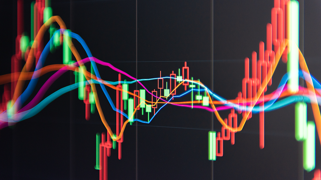 A股三大股指涨跌互现：食品、饮料领涨，钢铁、有色跌幅靠前