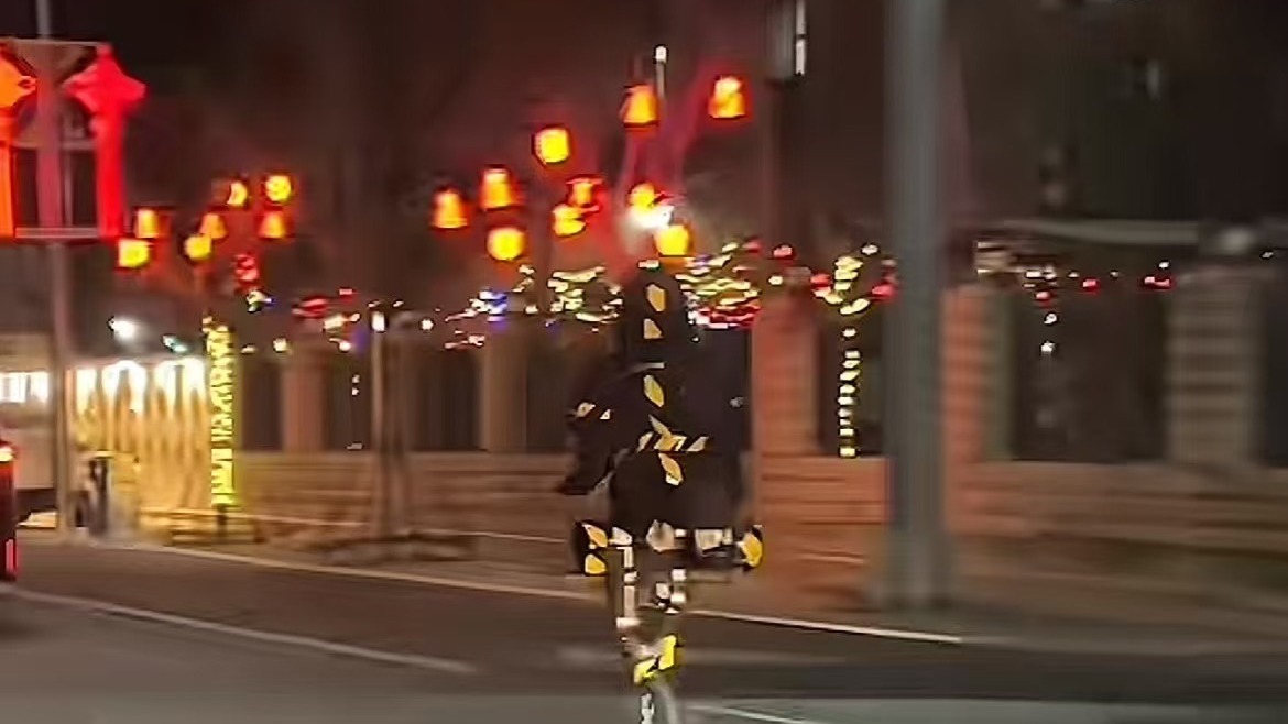 北京亦庄夜晚街上惊现机器人夜跑