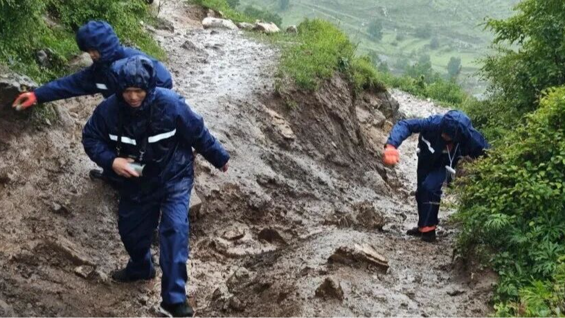 三预警齐发，北京一女子独闯野山受伤被困，消防员冒雨轮流把她背下山